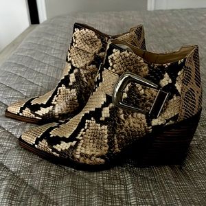 Brand New Vince Camuto Gidgey - Python